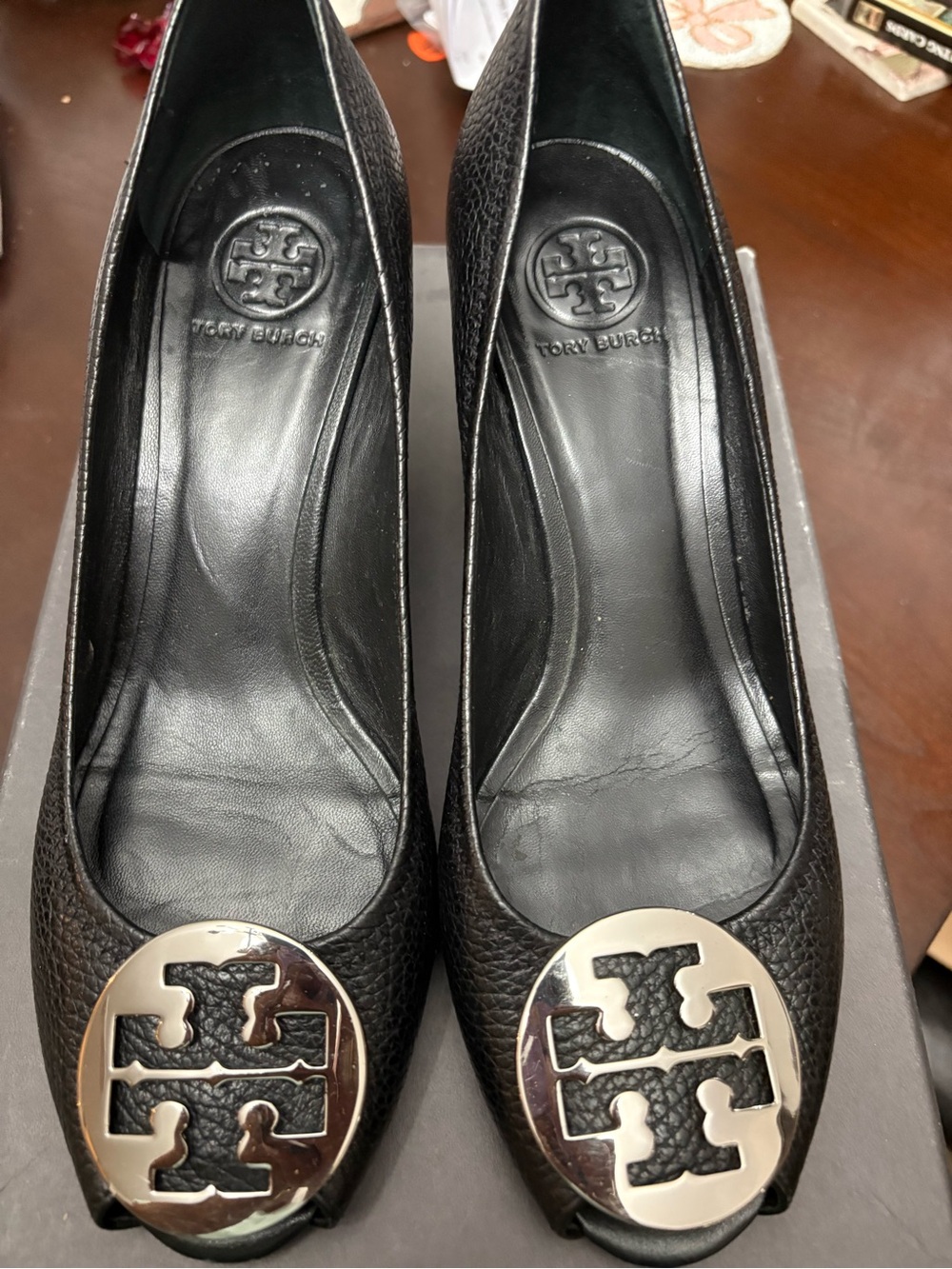 Tory Burch Black Leather Logo Pump Heels w open toe style! EUC!